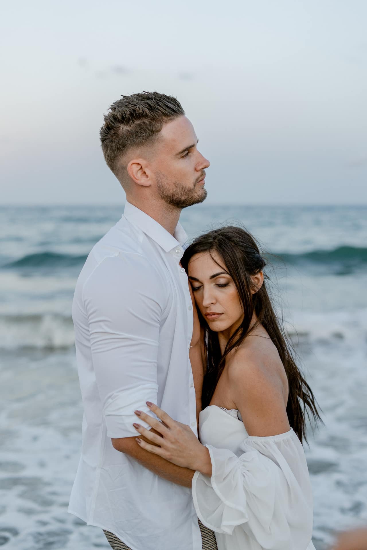 Caroline Mérou Photographe professionnelle Mariage - Séance photo après mariage sur la plage - Portrait des mariés devant la mer